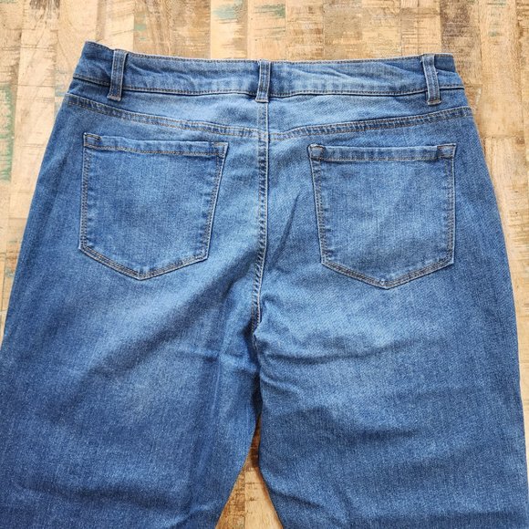 Measure & Made Medium Wash Ankle Jeans - Fitlogic Technology - 64% Cotton Blend - Picture 3 of 6